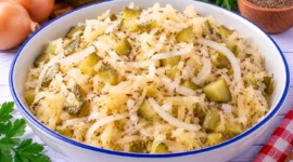 Sauerkrautsalat mit süßsauren Gurken, Zwiebeln und Kümmel.