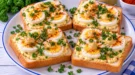 Belegte Weißbrotschnitten mit hartgekochten Eiern, Senf, Petersilie und Paprika.