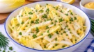 Chicoréesalat mit cremiger Eisoße, Senf, Zitrone und frischem Schnittlauch.