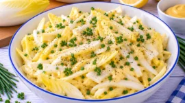 Chicoréesalat mit cremiger Eisoße, Senf, Zitrone und frischem Schnittlauch.