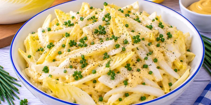 Chicoréesalat mit cremiger Eisoße, Senf, Zitrone und frischem Schnittlauch.
