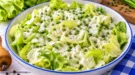 Frischer Kopfsalat mit cremigem Sahnedressing und fein geschnittenem Schnittlauch.