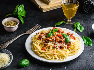 Makkaroni oder Spaghetti auf Bologner Art