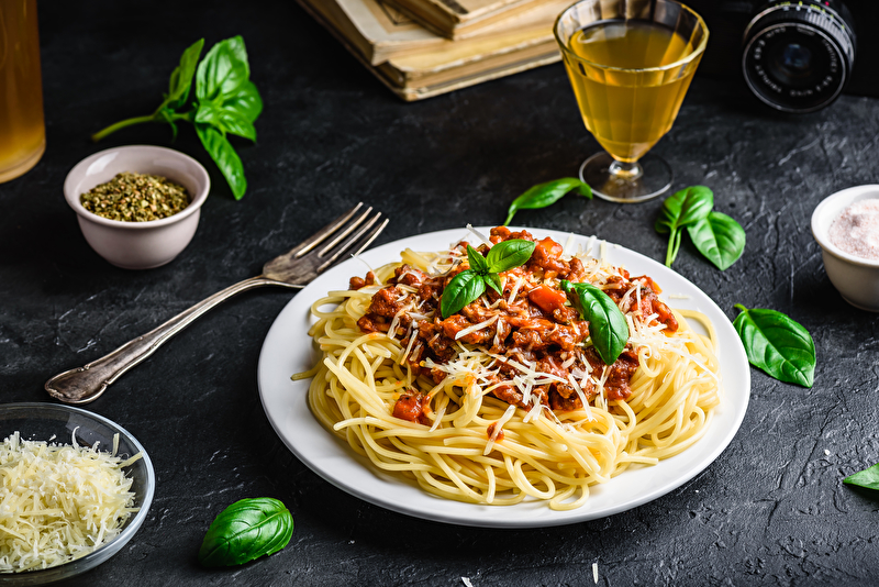 Makkaroni oder Spaghetti auf Bologner Art