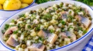 Heringsstücke mit Zwiebeln, Kapern, Dill, Petersilie und leicht gebräunter Butter.