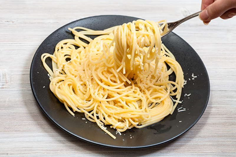 Spaghetti mit Butter und Käse