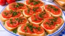 Tomatensandwiches mit frischen Tomatenscheiben, Butter, Petersilie und Pfeffer.