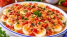 Ungarische Eierplatte mit Eierscheiben, Letscho, Zwiebeln, Mayonnaise und Petersilie.