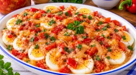 Ungarische Eierplatte mit Eierscheiben, Letscho, Zwiebeln, Mayonnaise und Petersilie.