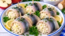 Aufgerollte Heringsfilets mit cremiger Apfel-Meerrettich-Füllung.