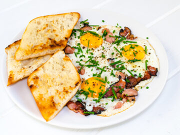 Gebratener Speck mit Ei (bacon and eggs)