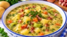 Cremige Kartoffelsuppe mit Gemüse, Schinkenspeck und reichlich frischen grünen Kräutern.