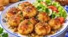 Goldbraun gebratene Kartoffelbrei-Klößchen mit gehackten Nüssen und gebräunter Butter.