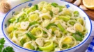 Frischer Porreesalat mit feinen Porreeringen, Knoblauchscheiben und Zitronendressing.