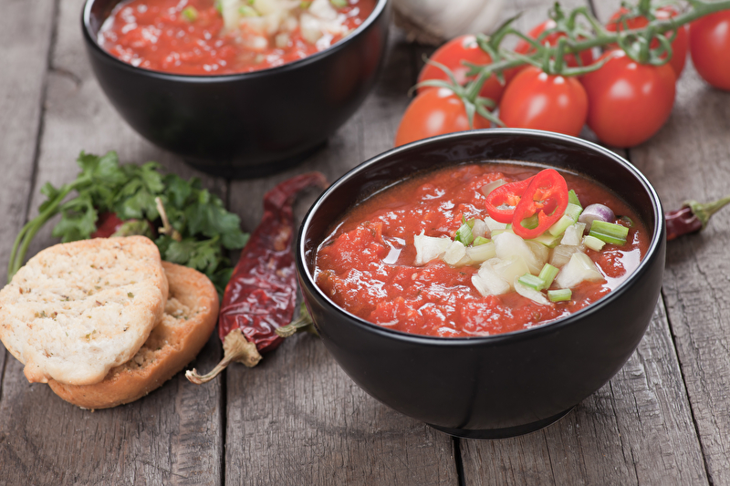 Kalte Suppe mit Tomaten und Gurken andalusische Art (Gaspaccio)
