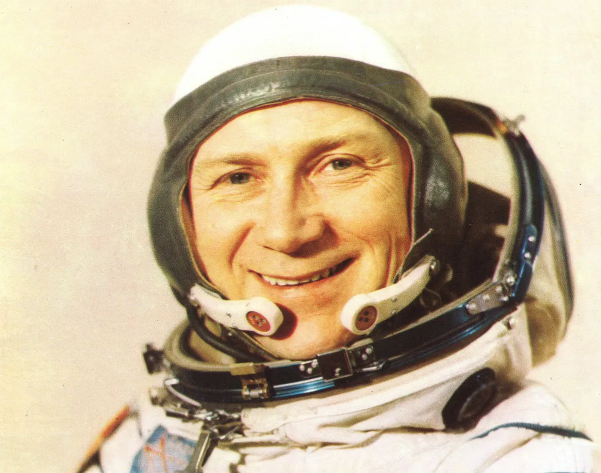 Sigmund Jähn im Raumanzug nach seinem historischen Sojus 31 Flug 1978 als erster Deutscher im All