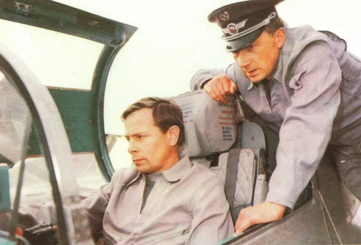 Sigmund Jähn und Eberhard Köllner stehen vor einem Übungsflug mit der MiG 21 F13, dem modernsten Jagdflugzeug der NVA in den 1960er Jahren