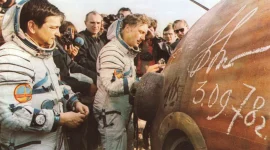 Sigmund Jähn und Waleri Bykowski nach der Landung der Sojus 31 im September 1978, wohlbehalten und erfolgreich zur Erde zurückgekehrt