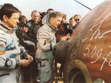 Sigmund Jähn und Waleri Bykowski nach der Landung der Sojus 31 im September 1978, wohlbehalten und erfolgreich zur Erde zurückgekehrt