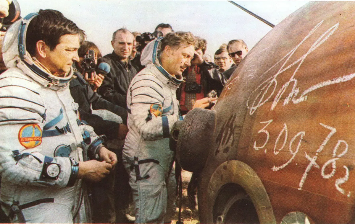 Sigmund Jähn und Waleri Bykowski nach der Landung der Sojus 31 im September 1978, wohlbehalten und erfolgreich zur Erde zurückgekehrt