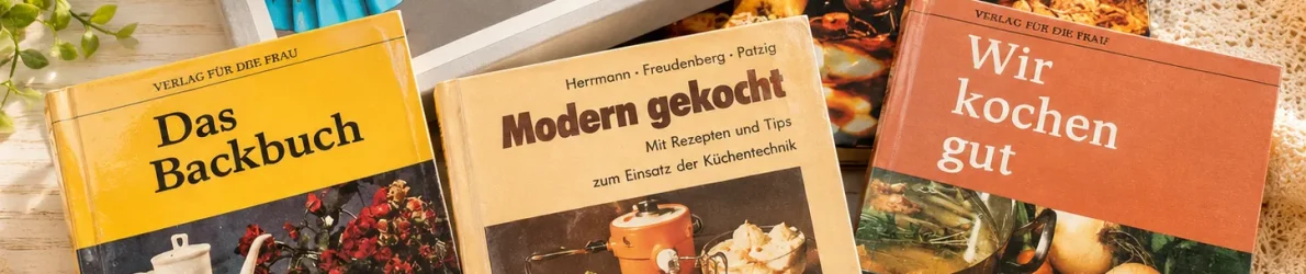 Sammlung historischer DDR-Kochbücher mit „Wir kochen gut“, „Das Backbuch“, „Modern gekocht“ und weiteren alten Rezeptbüchern