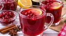 Fruchtiger Preiselbeerpunsch mit Rotwein, Preiselbeeren und Zitrone.