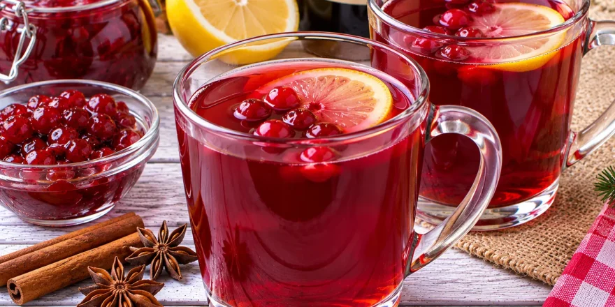 Fruchtiger Preiselbeerpunsch mit Rotwein, Preiselbeeren und Zitrone.